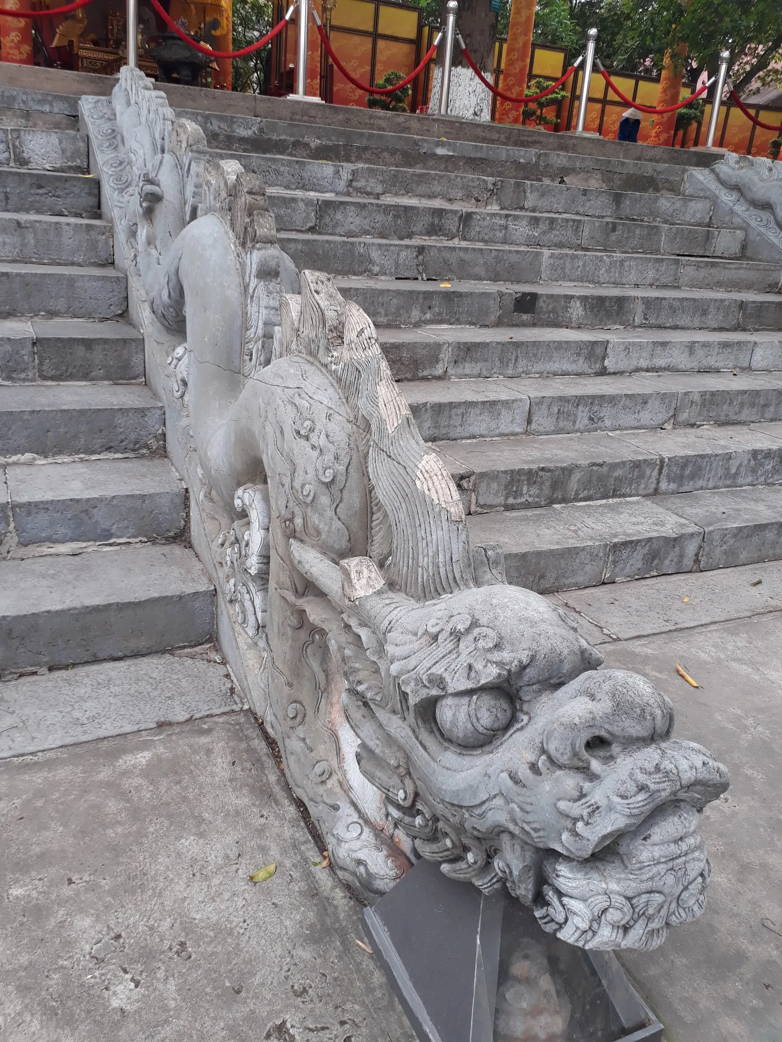 Rồng đá bên phải thành bậc Điện Kính Thiên Hoàng Thành Thăng Long