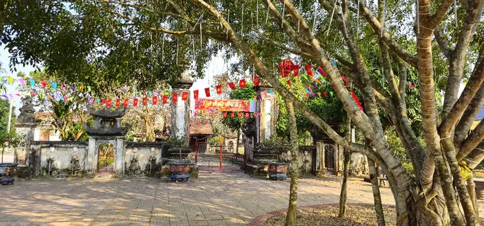 Khuôn viên Đền Cả Tổng Du Đồng