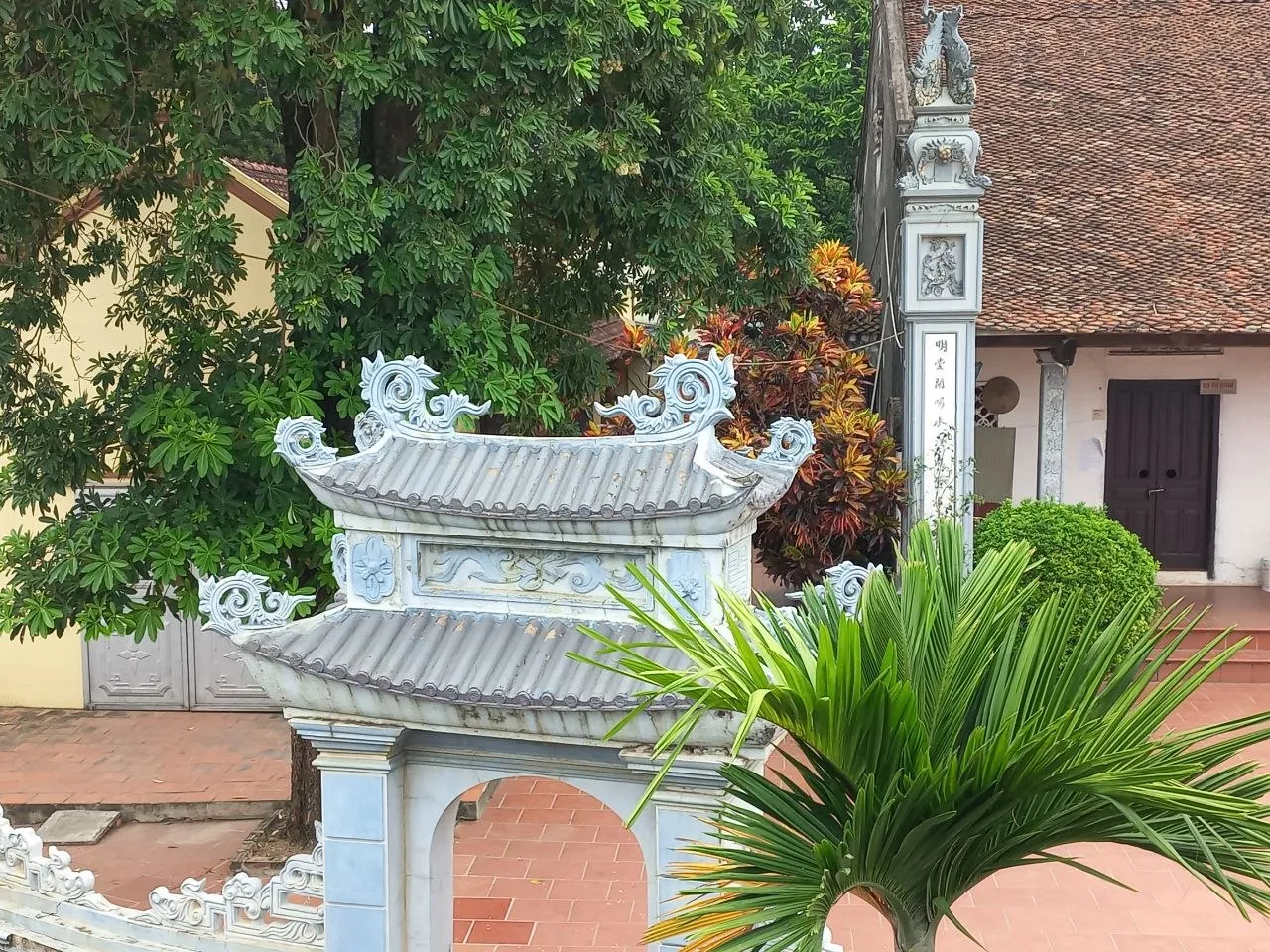 Kiến trúc nghi môn Đình Đông Lao