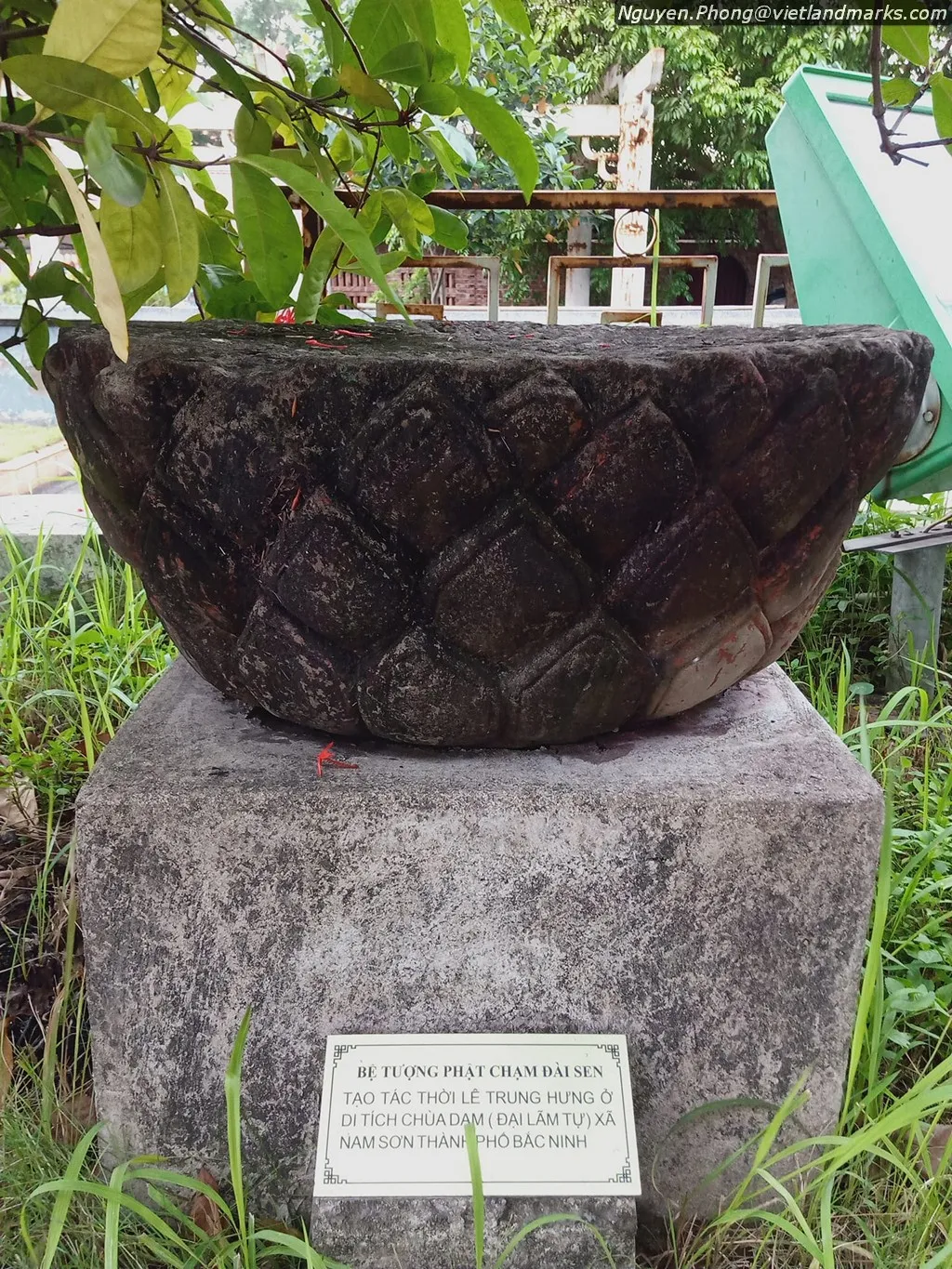 Bệ tượng phật chạm đài sen tại Bảo tàng Bắc Ninh