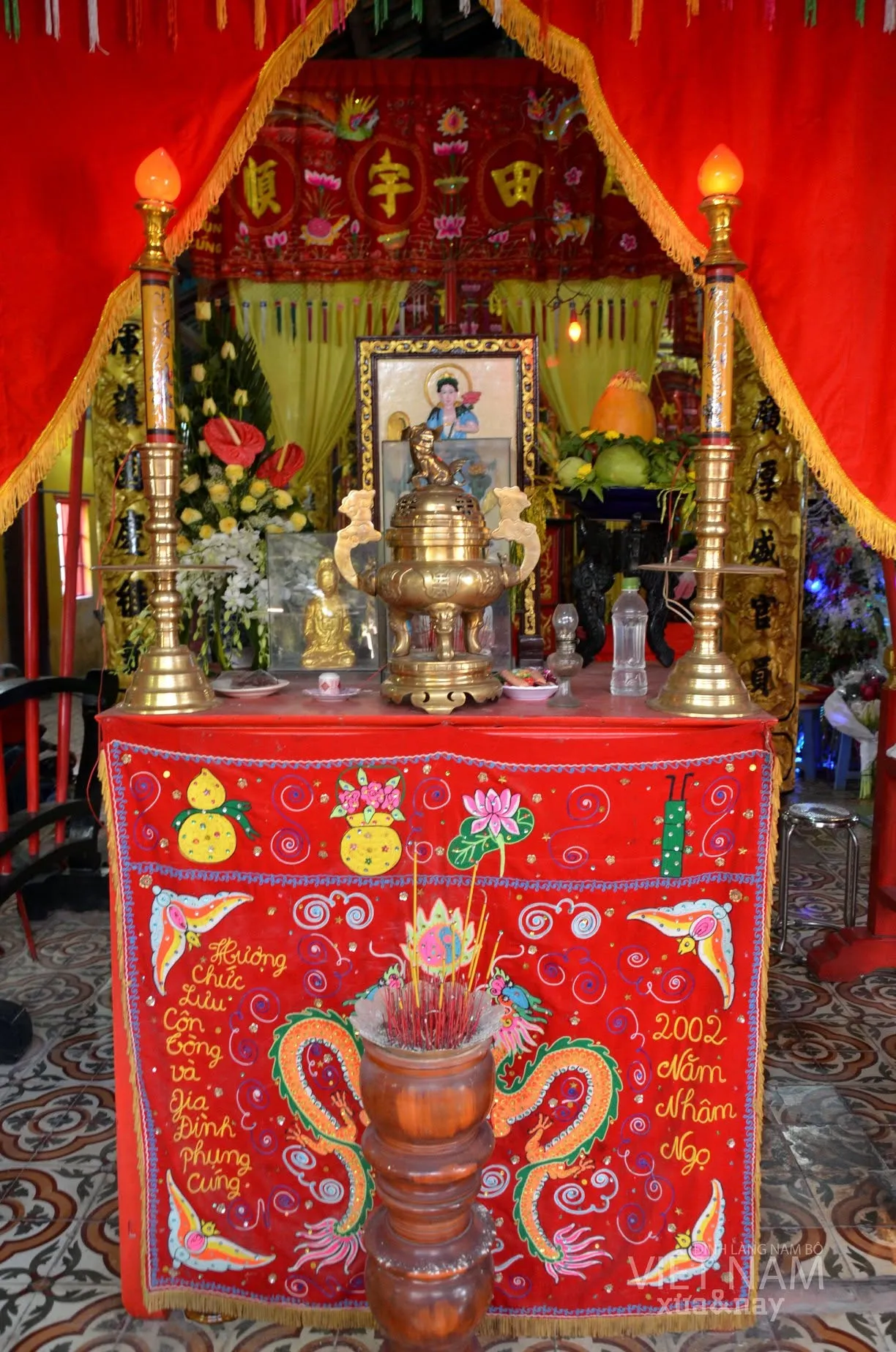 Hiện vật trong không gian đình Phú Hựu