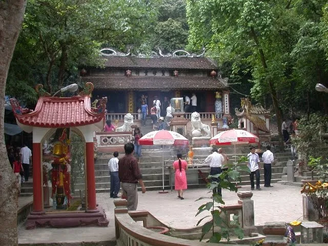 Cảnh quan tại Đền ông Hoàng Mười