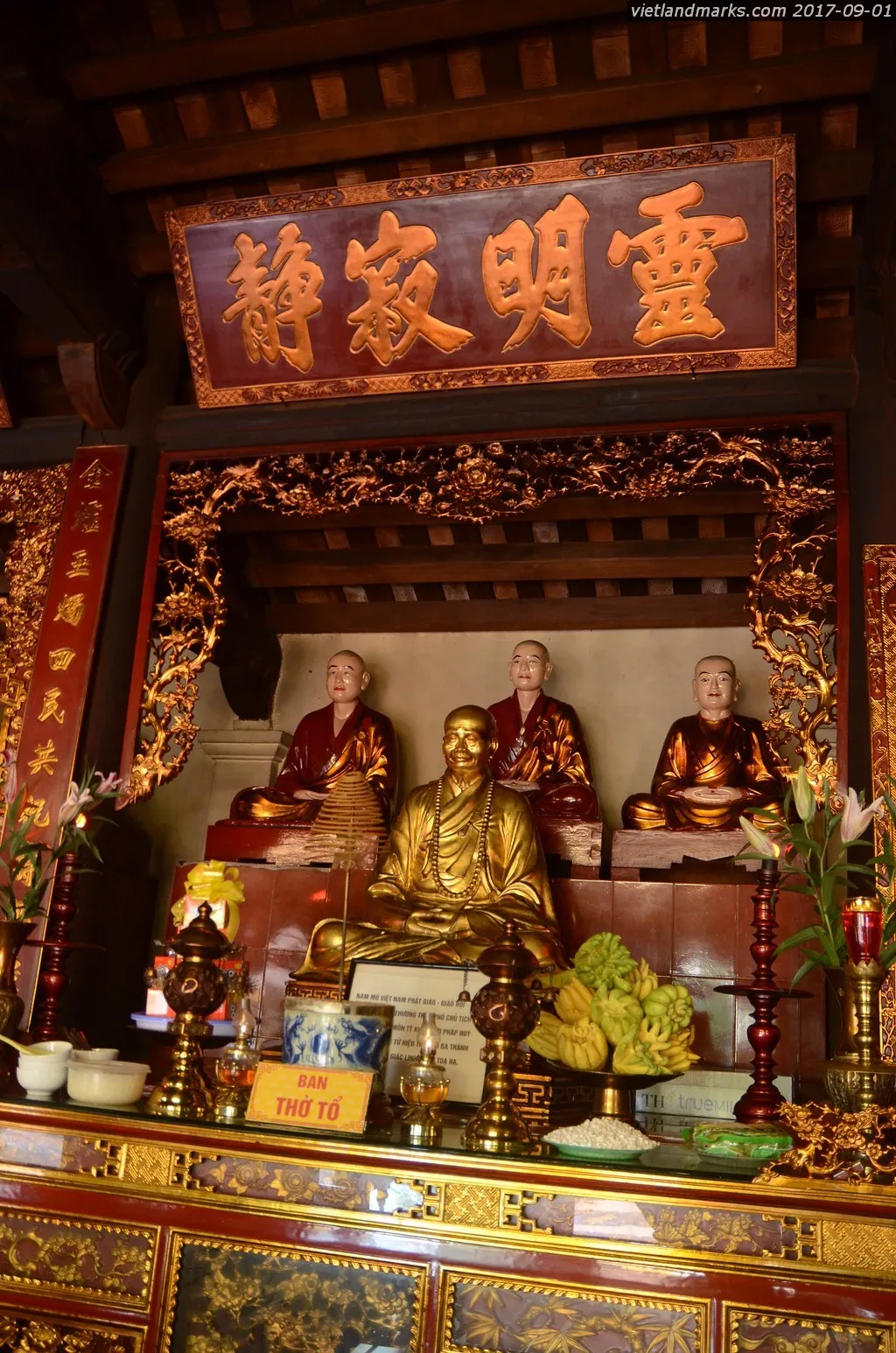 Ban thờ tổ bên trong Chùa Trấn Quốc