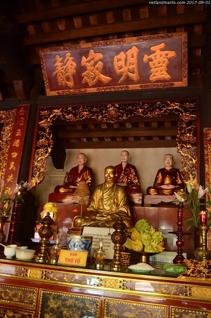 Ban thờ tổ bên trong Chùa Trấn Quốc