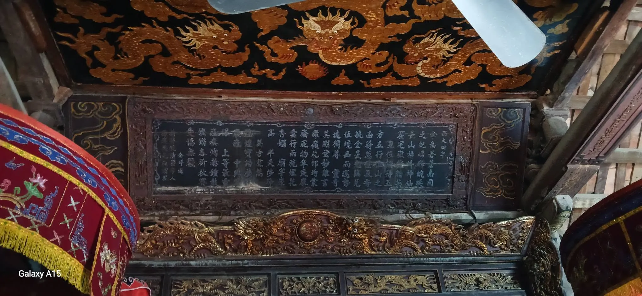 Hoành phi  trong đình làng Tiên Lữ