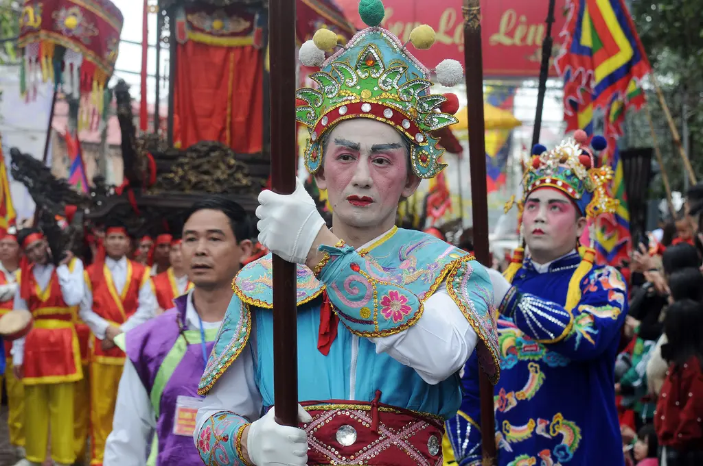 Hình tượng diễn viên tuồng cổ trong lễ rước của Lễ hội Thổ Hà.