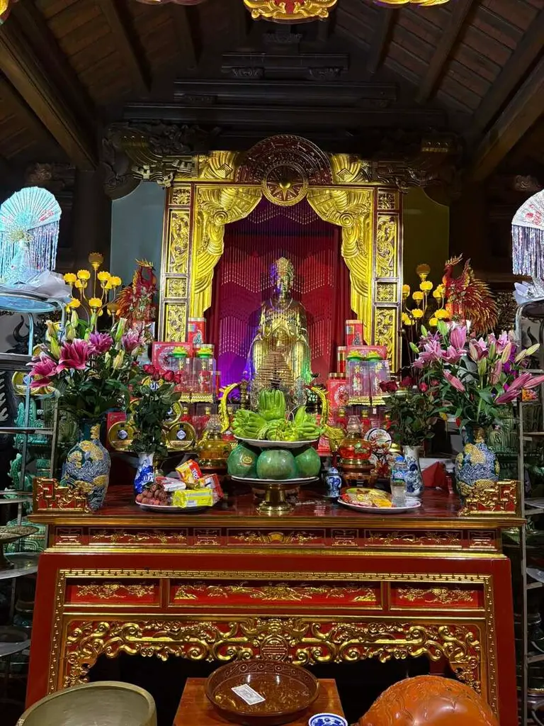 Gian thờ chính Đền Tam Giang