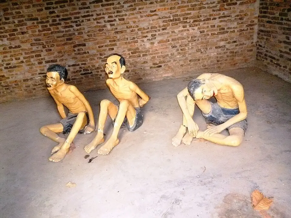 Tượng sáp tái dựng lại hoàn cảnh sống của tù nhân tại Nhà tù Phú Lợi