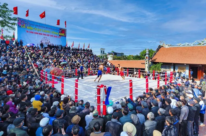 Quang cảnh Lễ hội Vật làng Vĩnh Khê