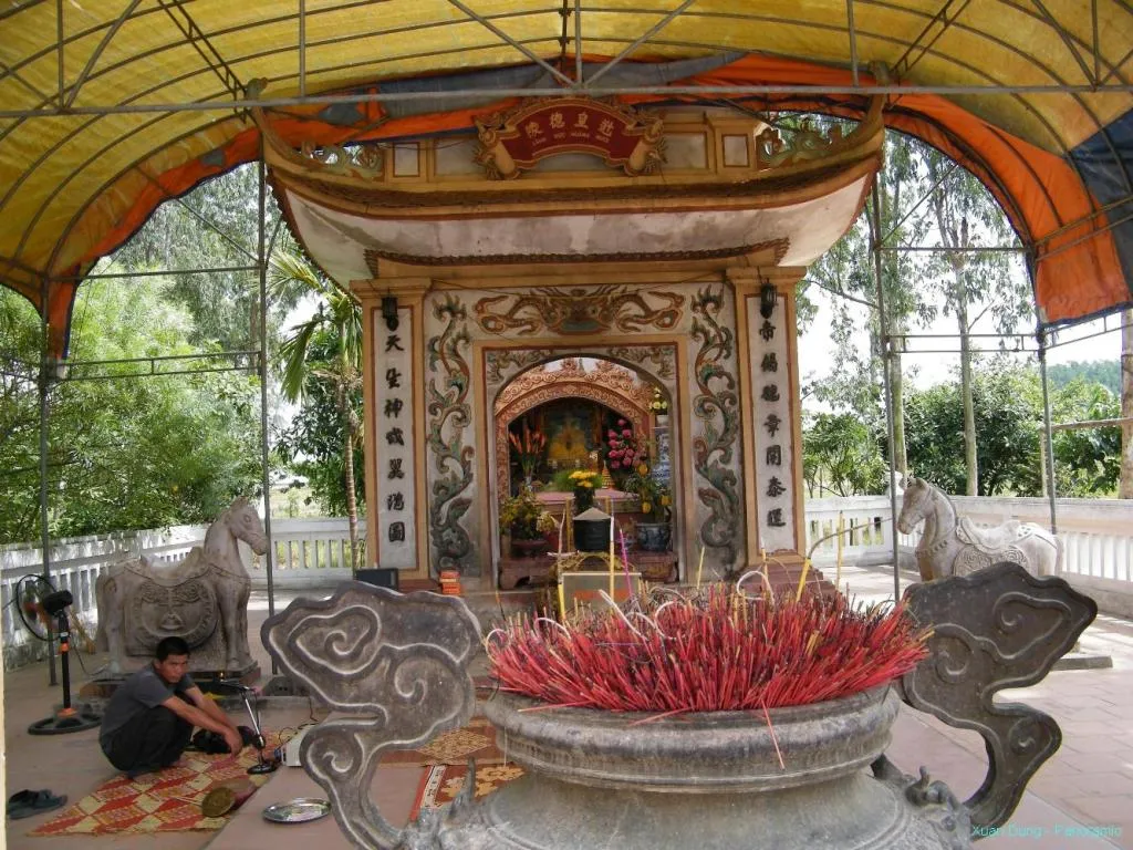 Ban thờ tại Đền ông Hoàng Mười