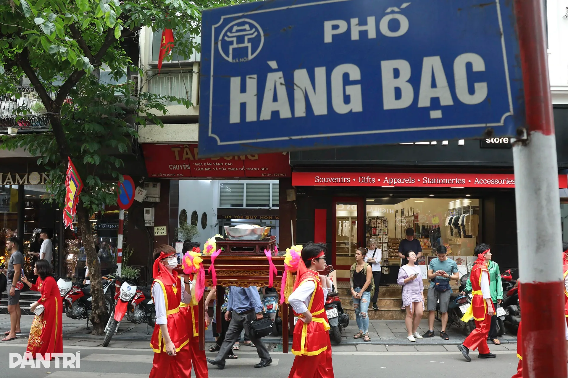 Kiệu rước "Bạc" tại Lễ hội đình Kim Ngân