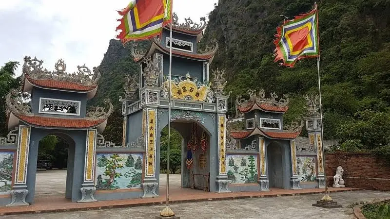 Cổng tam quan chùa trong Núi Mằn