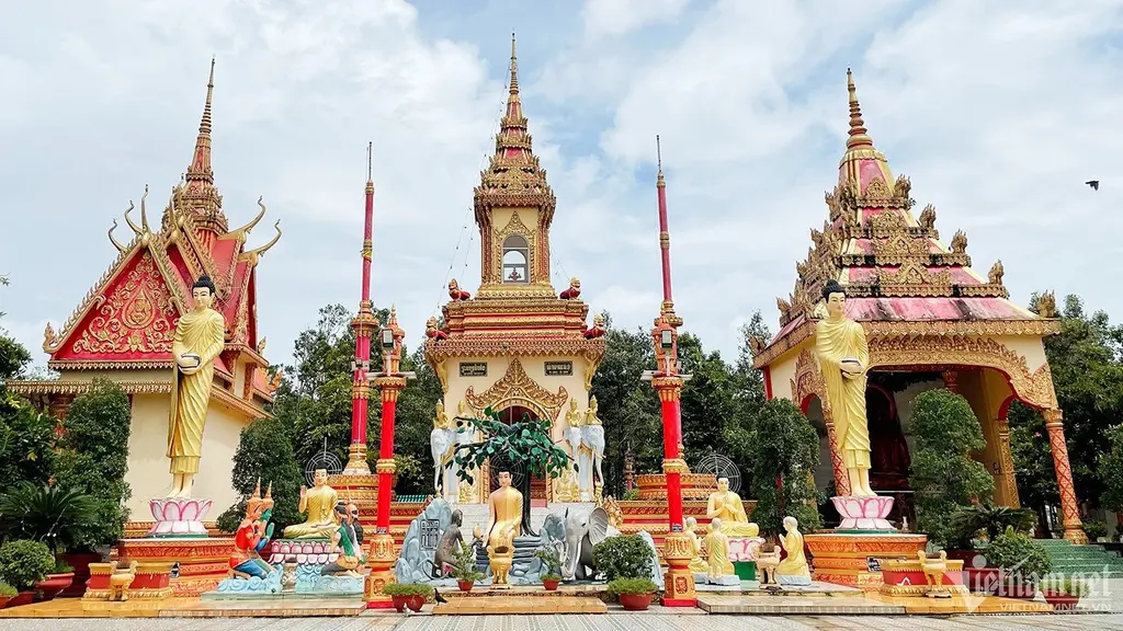 Quần thể tháp tượng tại Chùa Xiêm Cán