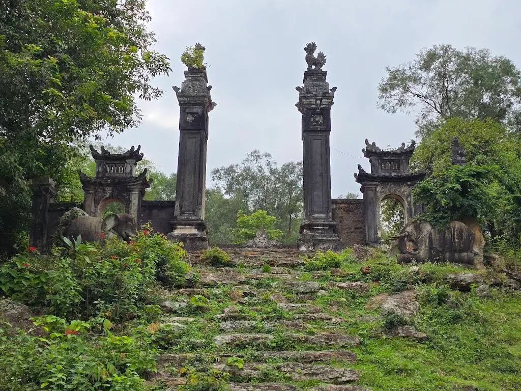 Cảnh quan di tích lịch sử văn hóa Rú Thành (núi Lam Thành)