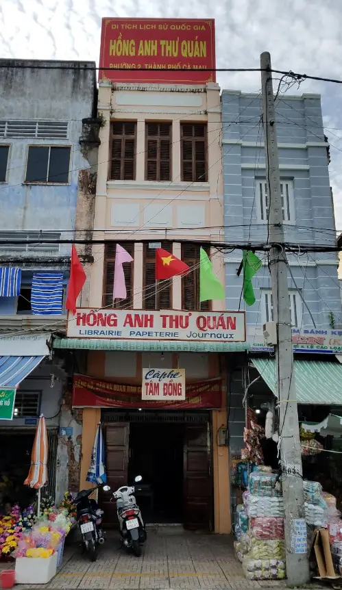 Phía trước Hồng Anh Thư Quán