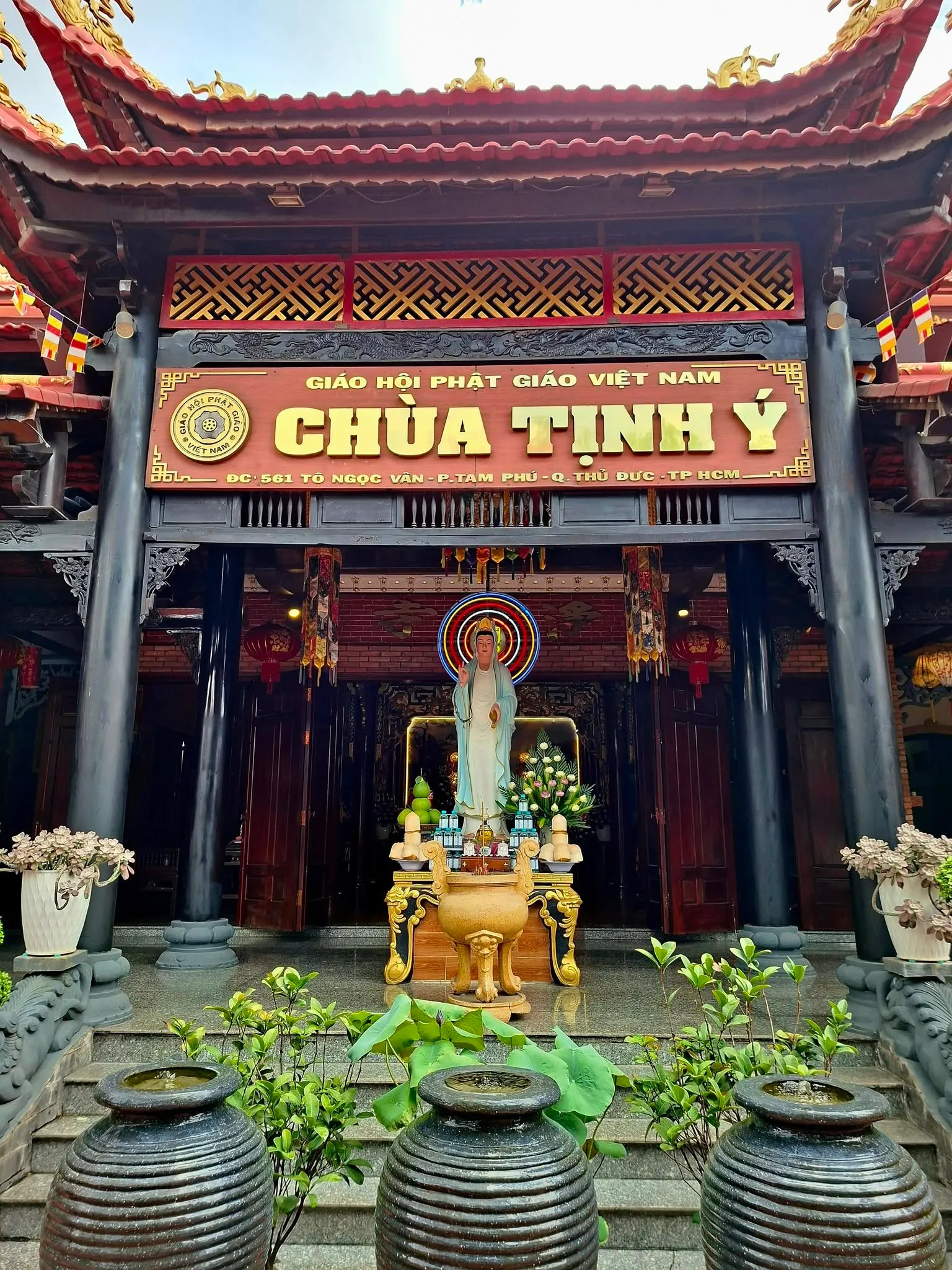 Phía trước Chùa Tịnh Ý