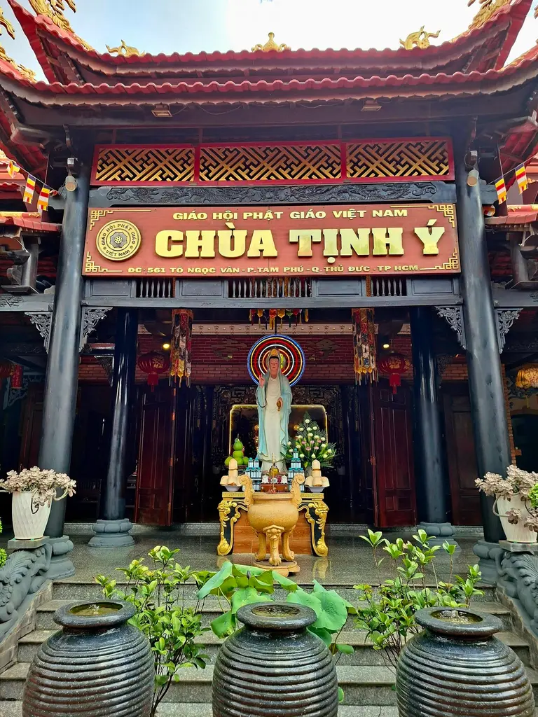 Phía trước Chùa Tịnh Ý