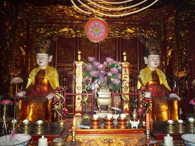Ban thờ bên trong Đền Đồng Nhân