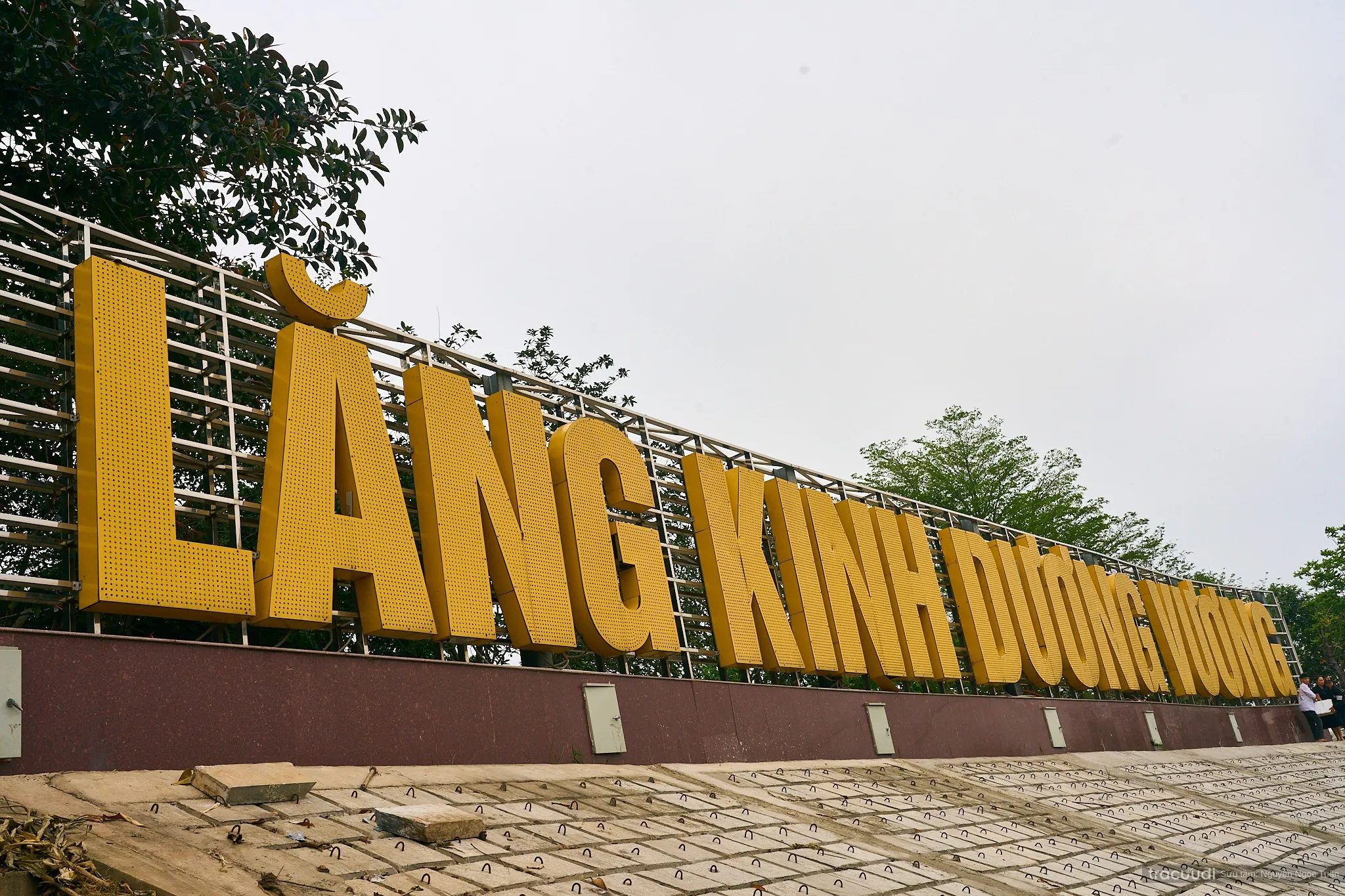 Biển tên khu di tích Lăng Và Đền Thờ Kinh Dương Vương