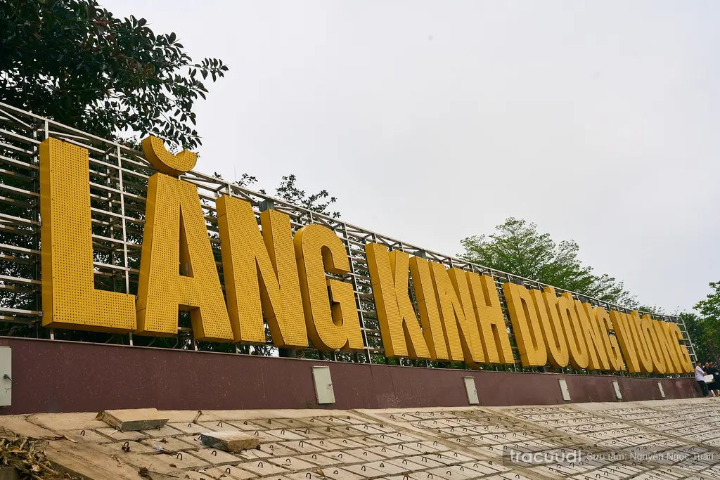 Biển tên khu di tích Lăng Và Đền Thờ Kinh Dương Vương