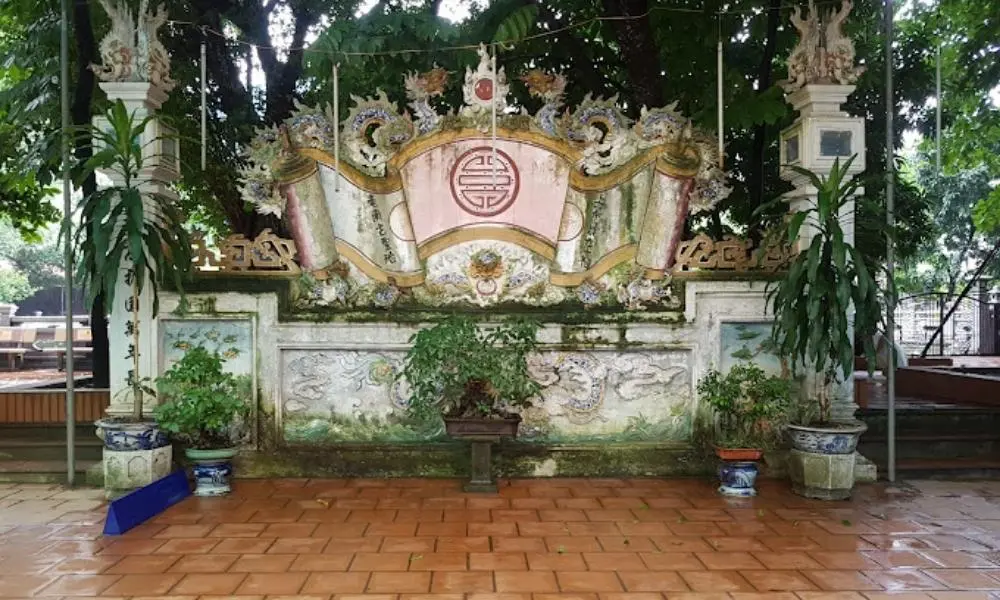 Bức bình phong đá trước Đình Hào Nam