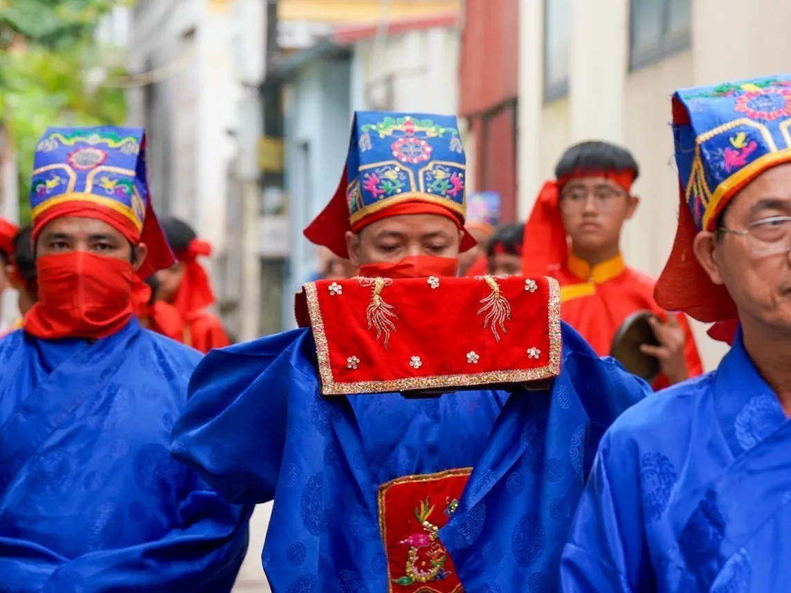 Rước Chúc văn ra đình làng tại Lễ hội Chử Đồng Tử - Tiên Dung