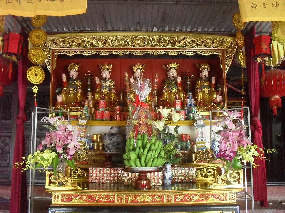 Không gian bên trong Đền Đồng Bằng