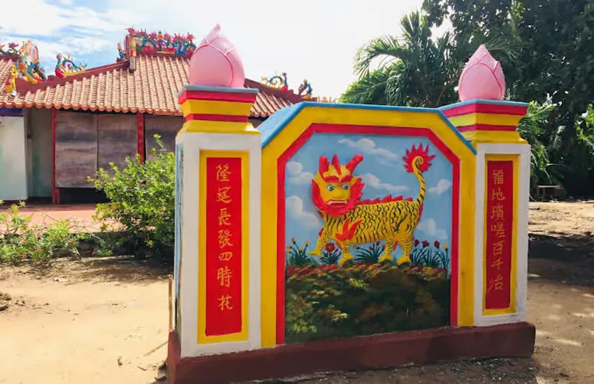 Bức bình phong đá phía trước Miếu Xóm Bánh