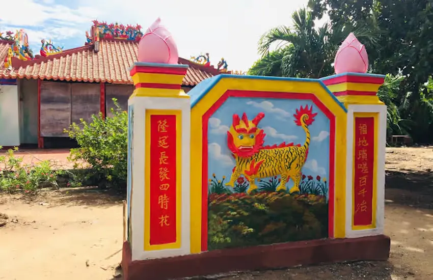Bức bình phong đá phía trước Miếu Xóm Bánh