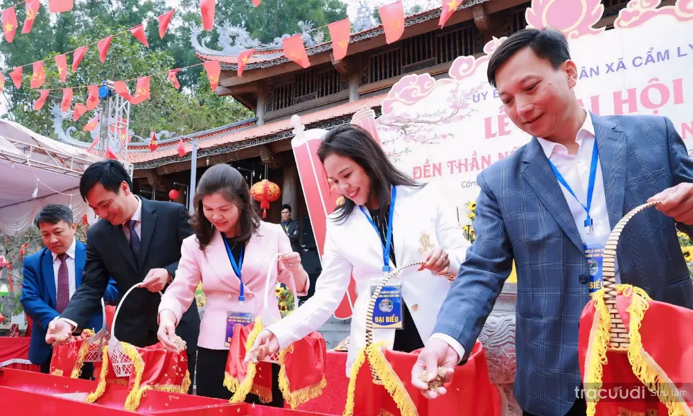 Các đại biểu gieo hạt giống tại Lễ hội Đền Thần Nông
