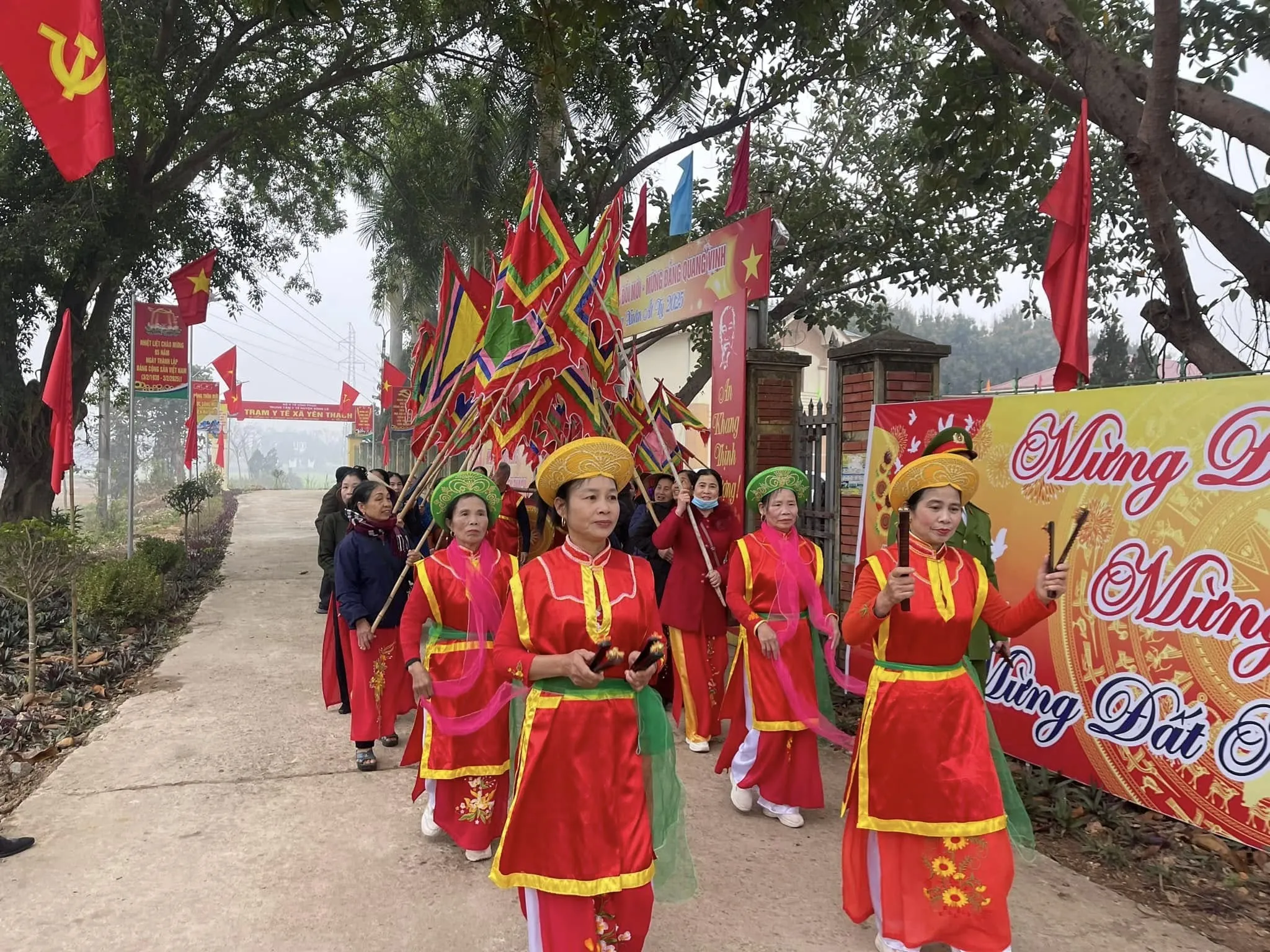 Lễ rước tại Lễ hội Khai xuân - khai sắc đền Bạch