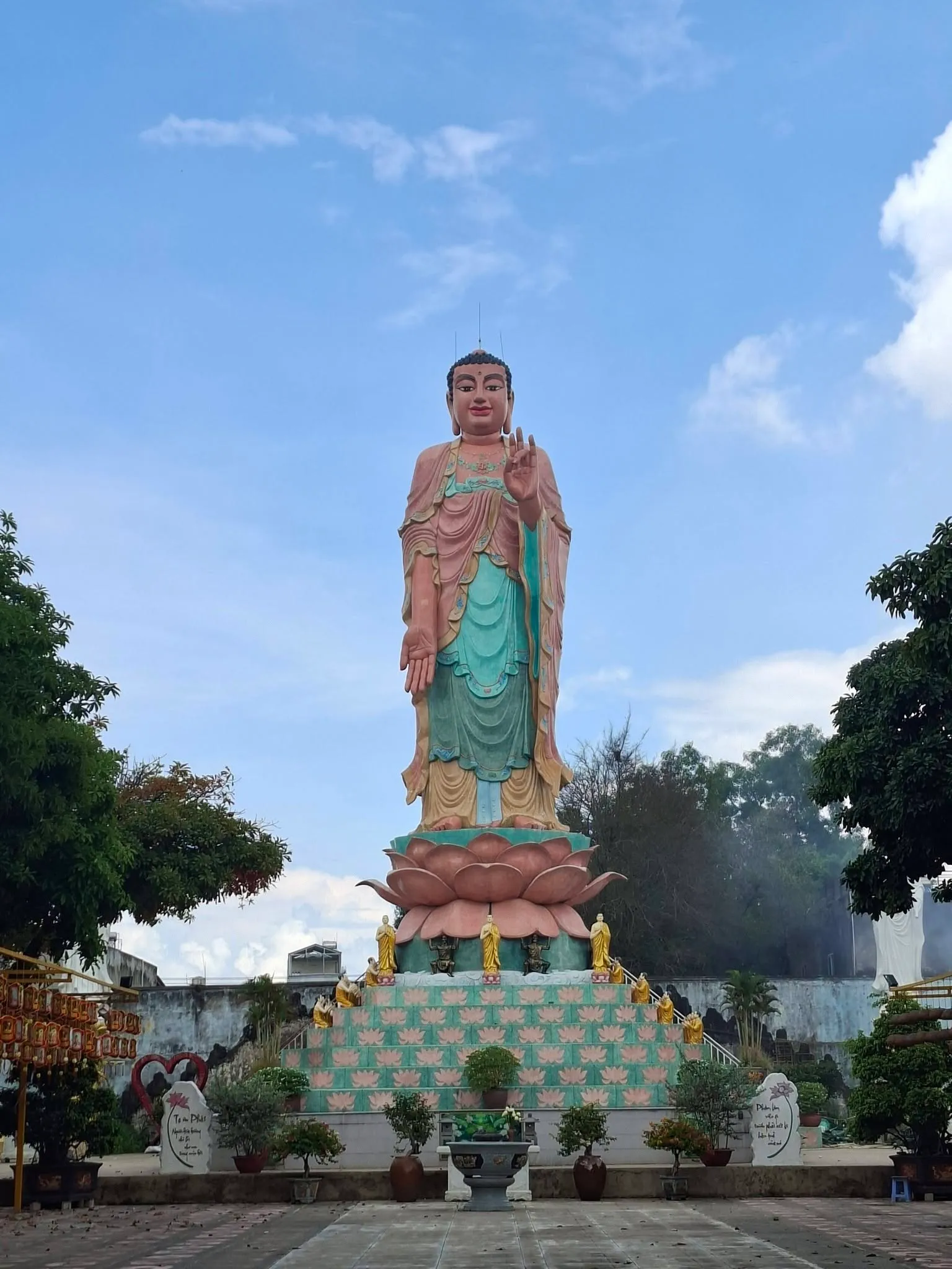Tượng Phật tại khuôn viên chùa Đức Hòa