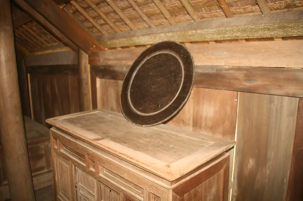 Mâm gỗ tại nhà cụ Nguyễn Sinh Sắc