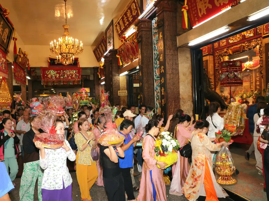 Người dân và du khách tới dự Lễ tắm Bà tạị Lễ hội Vía Bà Chúa Xứ