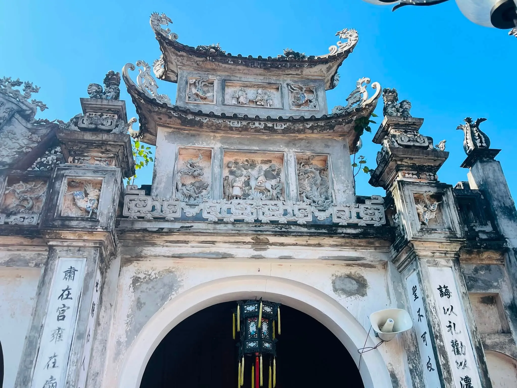 Hoạ tiết trang trí cổng vào đình Mui.
