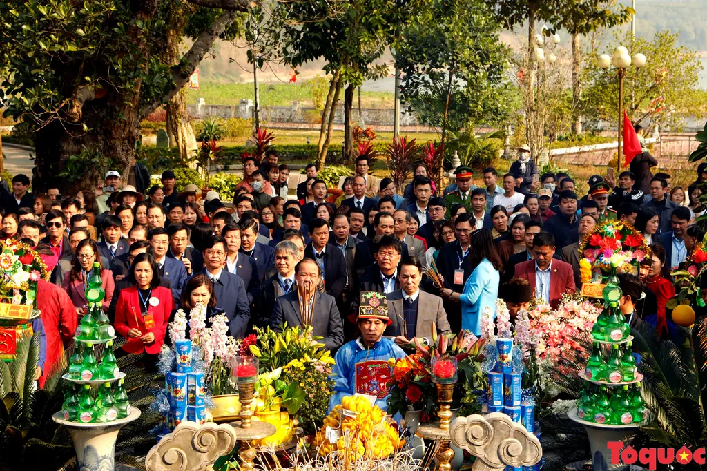 Lễ dâng hương Lễ hội Đền Đông Cuông