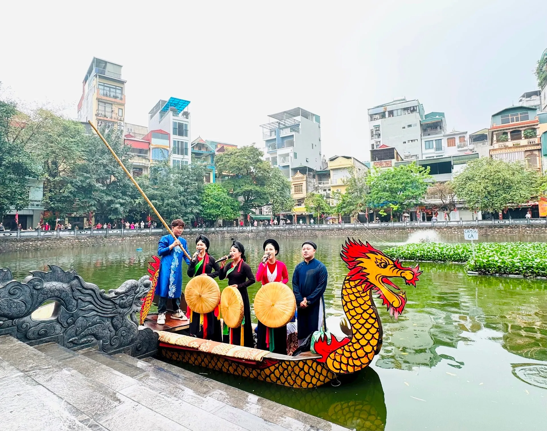 Hát quan họ thuyền rồng trên hồ Đình tại Hội đình Khương Thượng