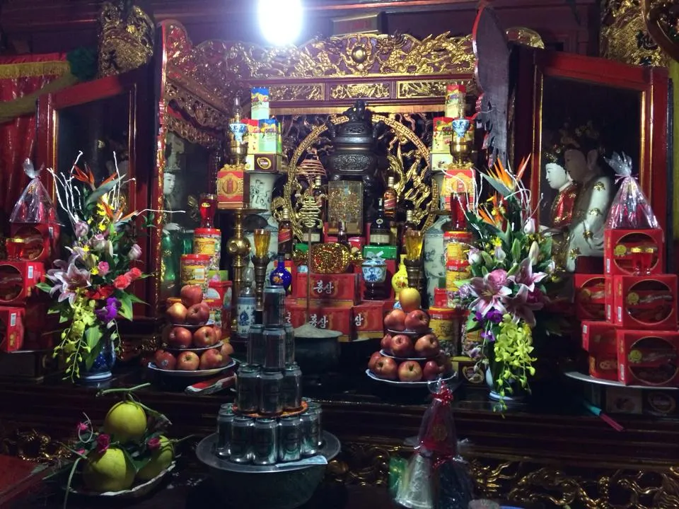 Ban thờ bên trong Phủ Giầy