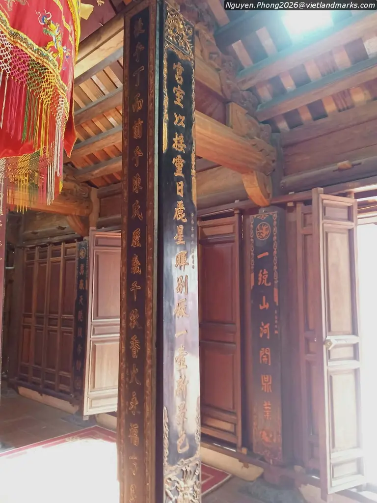 Bên trong Đền Giang Xá