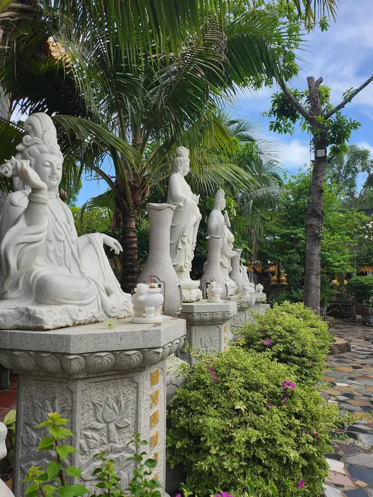 Tượng Phật tại khuôn viên Chùa Phổ Giác