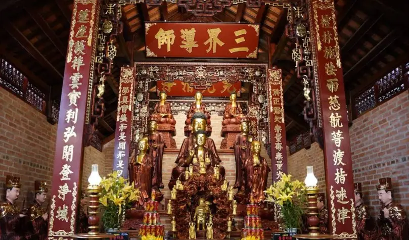Bên trong Chùa Đức Hậu
