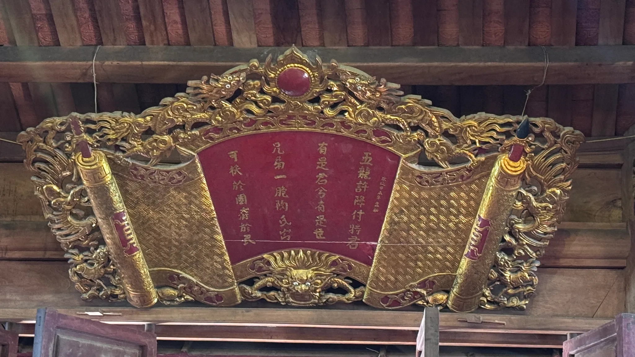 Bức đại tự trong đình Kiều Mai