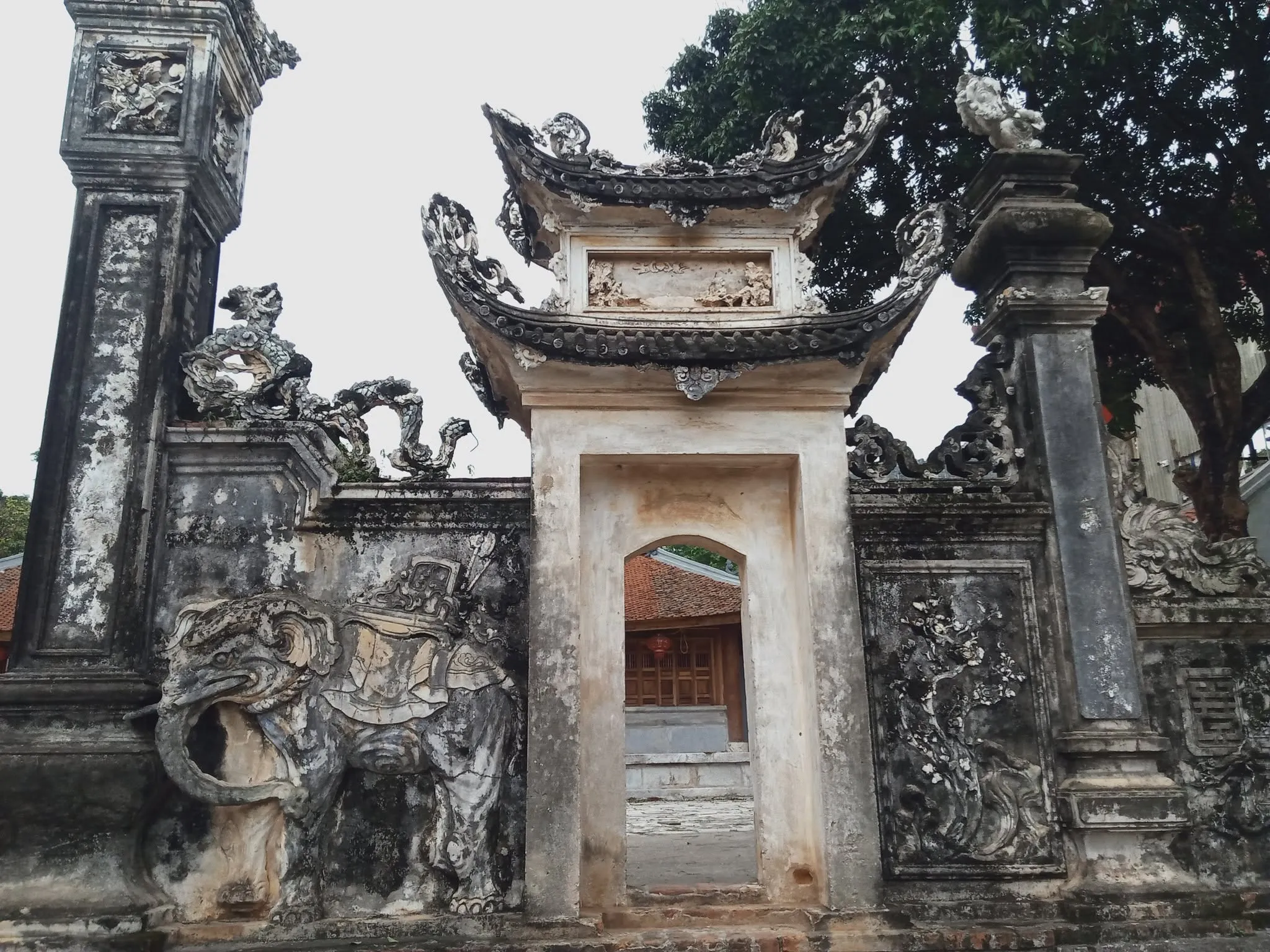 Cổng vào đình làng Long Châu Sơn