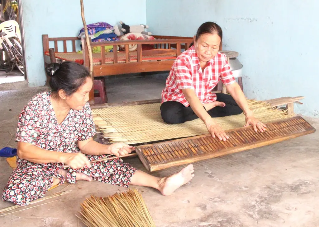 Công đoạn dệt chiếu thủ công