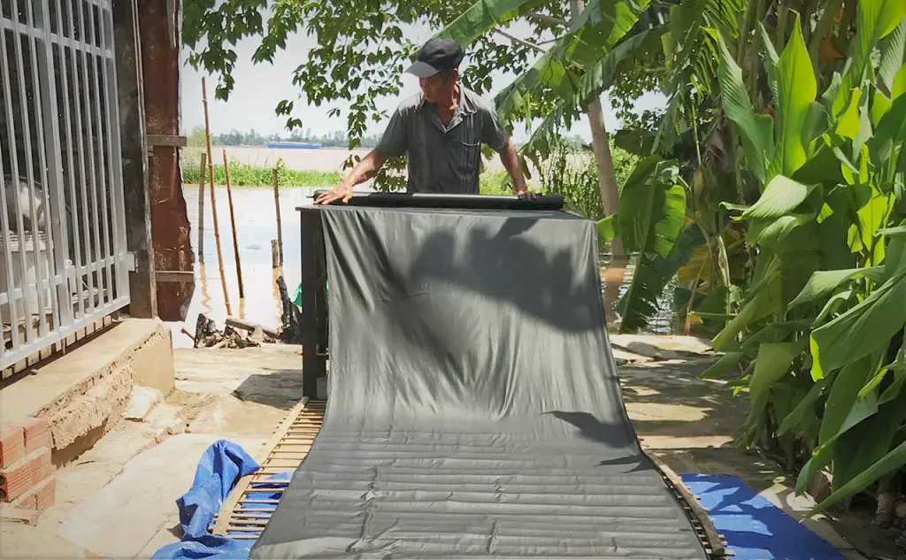 Công đoạn phơi lụa