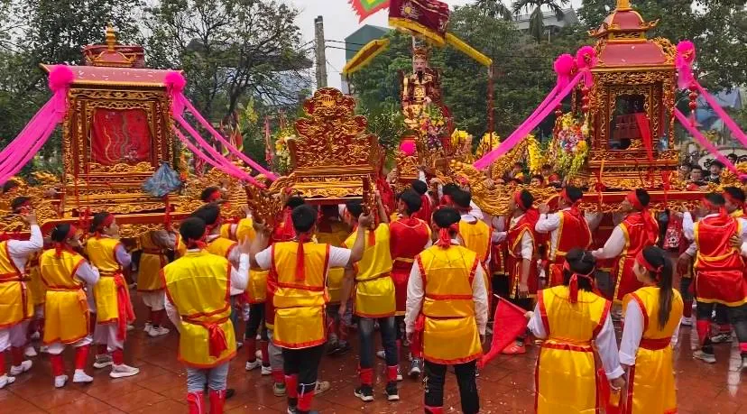 Đoàn rước tại Hội làng Đoan Nữ