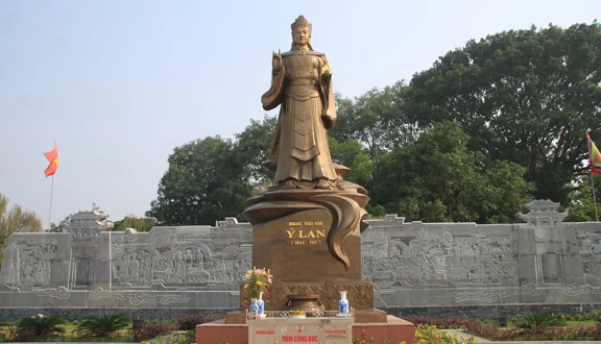 Tượng Hoàng Thái hậu Ỷ Lan tại Đền chùa Bà Tấm