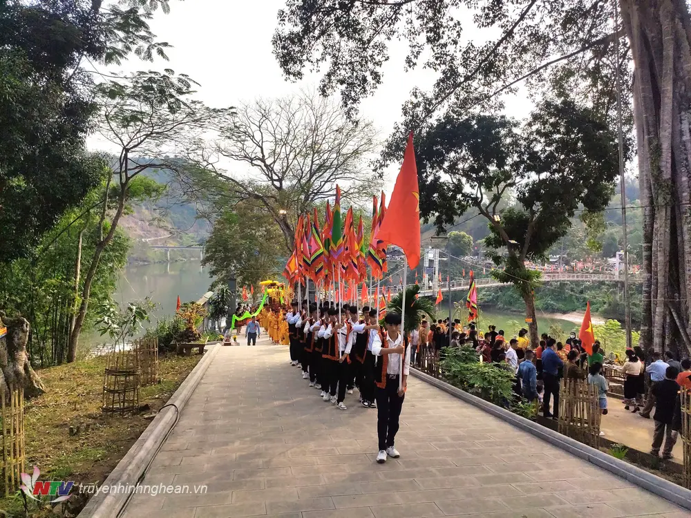Lễ rước kiệu đức tướng quân Đoàn Nhữ Hài tại Lễ hội Đền Vạn Cửa Rào