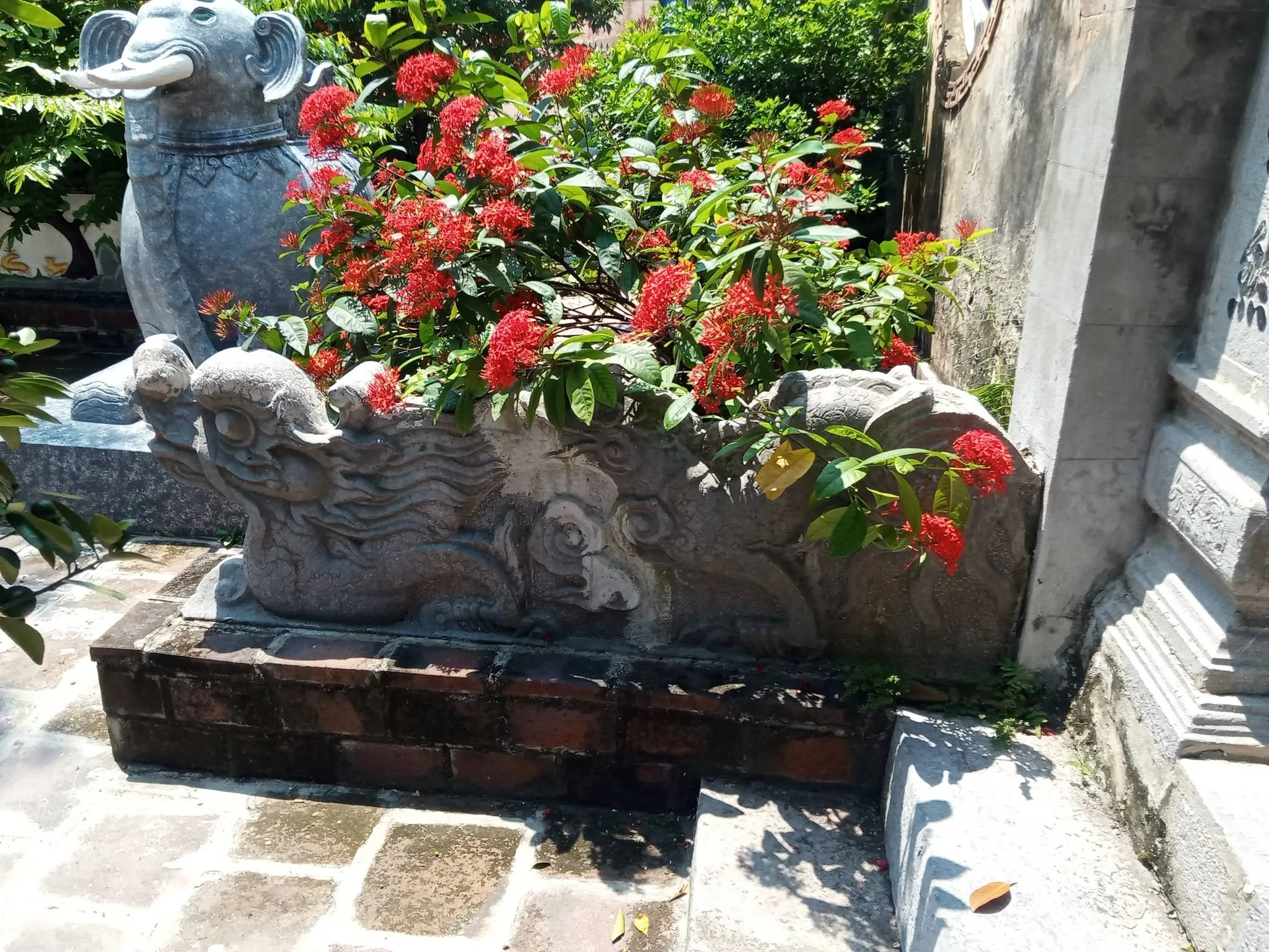 Rồng đá bên bậc thềm đình làng Nôm