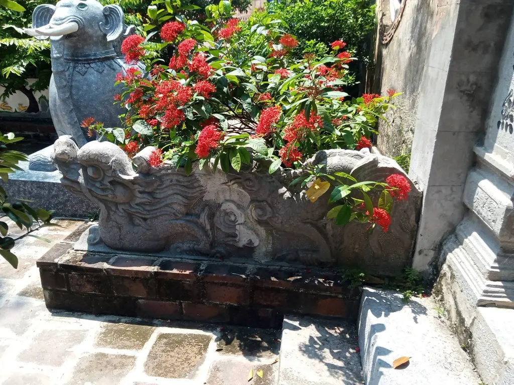 Rồng đá bên bậc thềm đình làng Nôm
